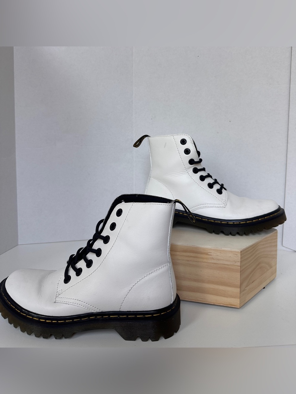Dr. Martens Luana White Leather Combat Boots 7-Eye Lace Up Docs Size 7